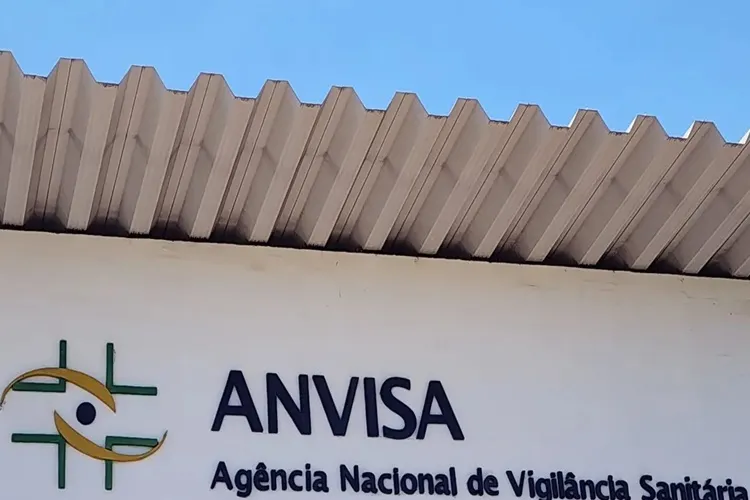 Anvisa cancela registros de mais de 500 produtos para alisar e ondular cabelos
