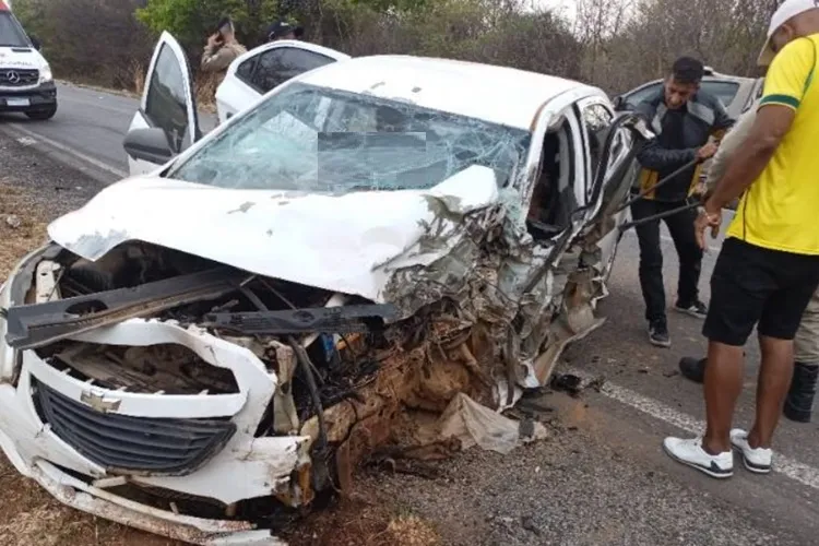 Pindaí: Motorista de 26 anos invade contramão, bate em carreta e fica preso às ferragens na BR-122