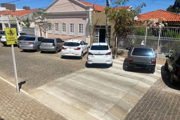 Livramento de Nossa Senhora: Veículos flagrados estacionados em faixa de pedestres