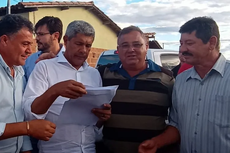 Governador recebe ofício e ordena retirada de caixa d'água que ameaça colégio em Caraíbas