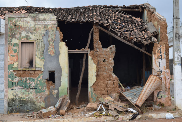 Casas abandonadas causam transtornos e insegurança em Brumado