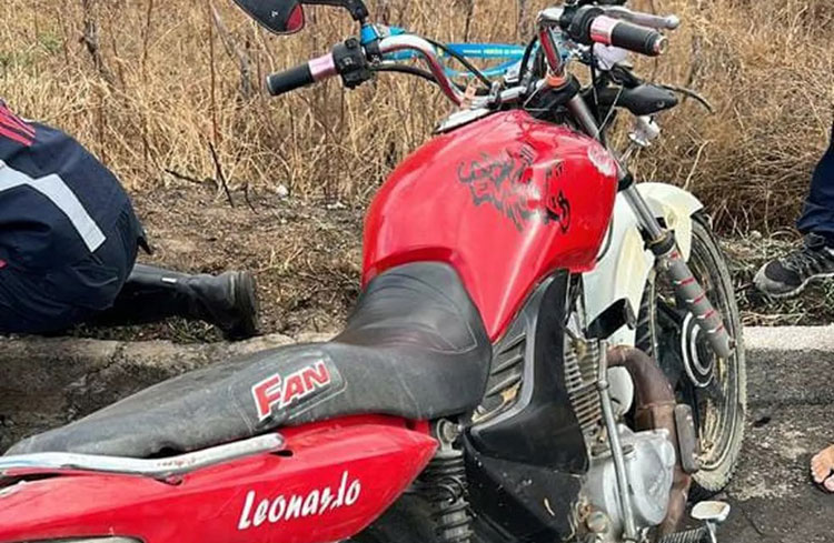 Motociclista fica ferido após perder controle da direção e bater em carro na BA-262 em Anagé