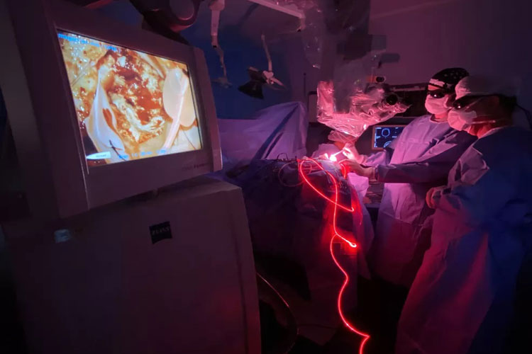 Tratamento inédito no Brasil tenta reduzir chance de volta de câncer cerebral