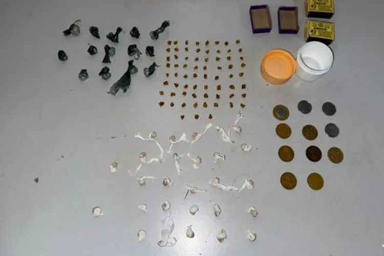 Guanambi: PM apreende 94 pedras de crack e 14 trouxinhas de cocaína em casa abandonada