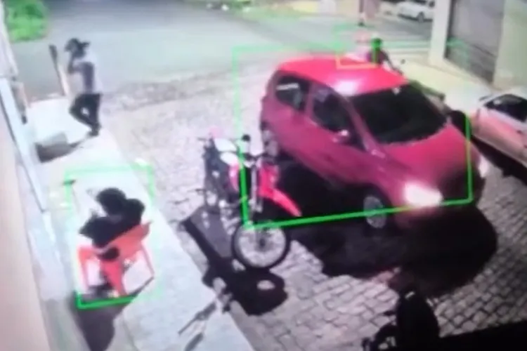 VÍDEO: Criminosos em carro vermelho disparam contra homem em bar de Brumado