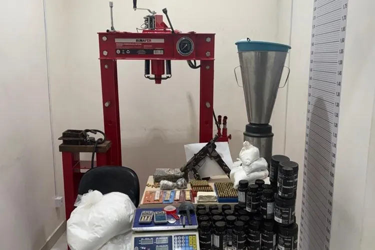 PM desarticula laboratório de drogas e apreende submetralhadora em Vitória da Conquista