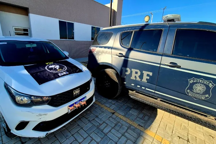 PRF recupera carro clonado e prende motorista por receptação em Aracatu