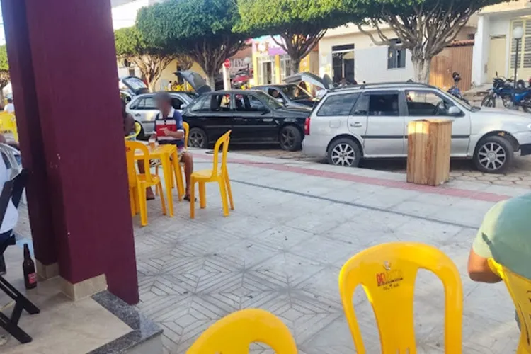 Igaporã: PM realiza ação para coibir abusos com sons automotivos em praça pública