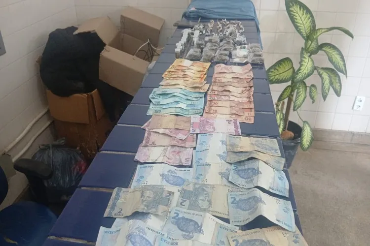 Homem pula muro de bar para fugir da PM e acaba preso com drogas em Brumado