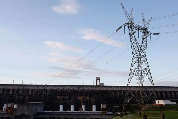 Após cinco meses de taxa extra, conta de luz volta à bandeira verde no mês em outubro