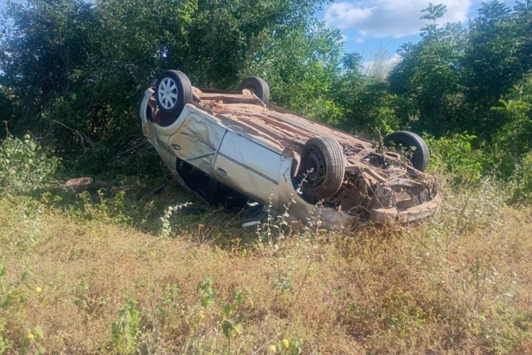 Carro capota na BR-430 em Riacho de Santana