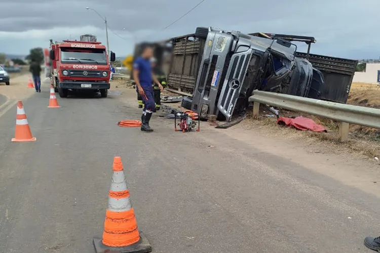 Condutor de carreta tipo cegonha morre após tombar veículo em Vitória da Conquista
