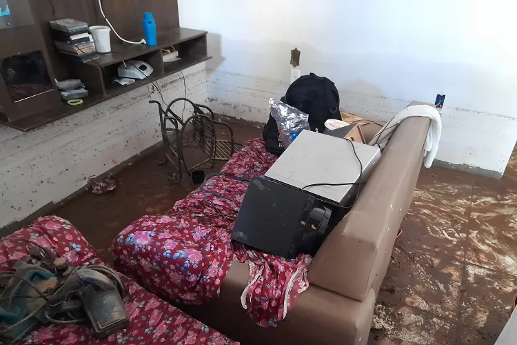 Casa de pedreiro volta a ser invadida por água e enxurrada de lama em Brumado