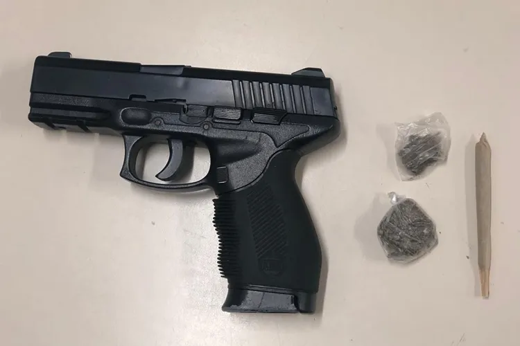 94ª CIPM apreende com menor simulacro de pistola e drogas em Caetité