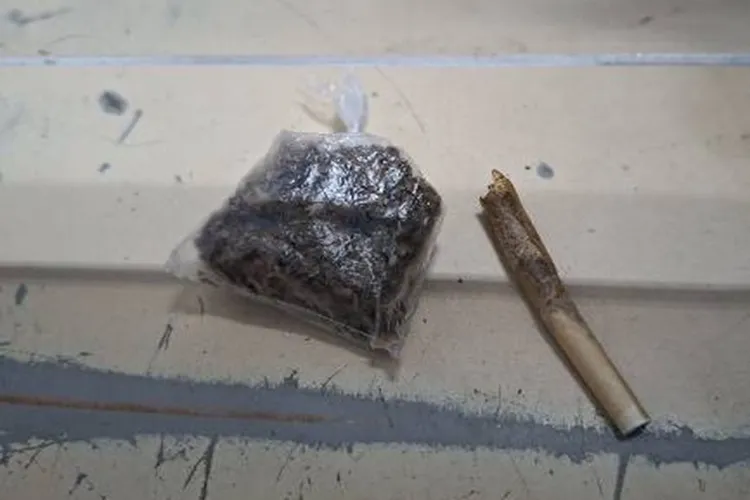 Jovem de 20 anos é preso por tráfico de drogas em frente a escola em Guanambi