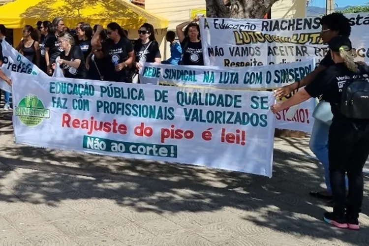 Com escolas sucateadas e corte salarial, professores de Riacho de Santana param em junho