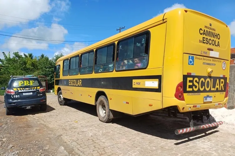 Ônibus escolar é apreendido por desvio de finalidade em São Sebastião do Passé