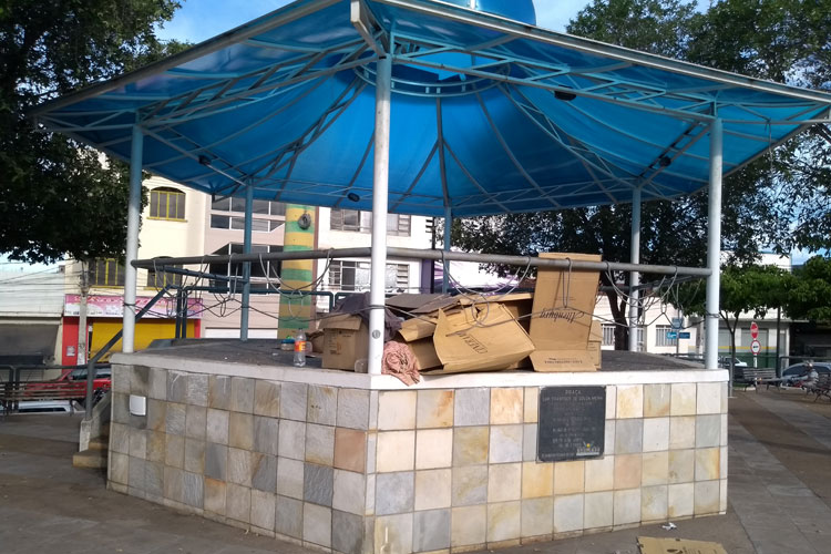 Brumado: Andarilhos ocupam e se alojam no coreto da Matriz