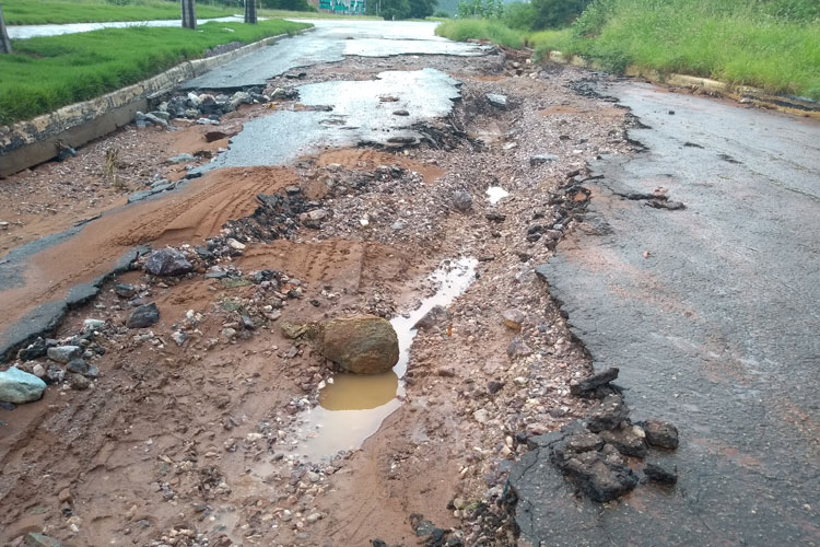 Força da chuva abre vala e interrompe fluxo na BA-148 em Brumado