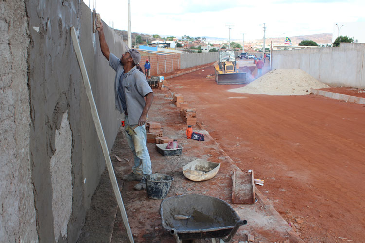 Obras de preparação de terreno para faculdade de medicina e policlínica avançam em Brumado