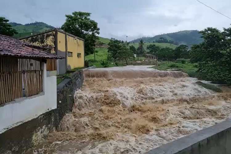Rio Periquito transborda e moradores têm casas e comércios alagados na Serra do Marçal