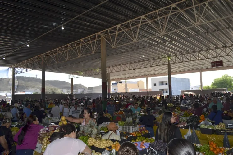 Após 16 anos de espera, Prefeitura de Macaúbas entrega novo Mercado Municipal