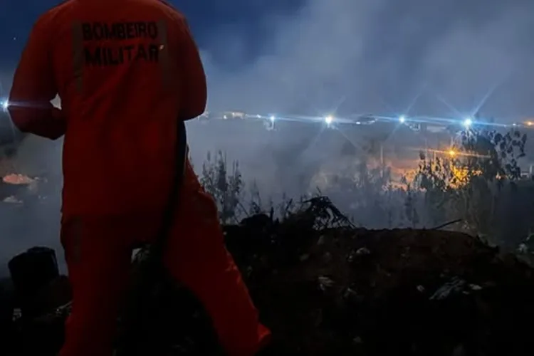Bombeiros controlam incêndio em terreno baldio em Bom Jesus da Lapa