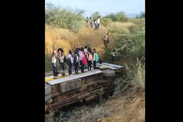 Ônibus com estudantes tomba e deixa feridos em Juazeiro
