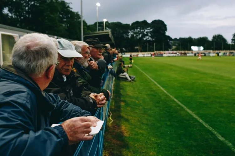 A Arte do Timing nas Apostas: Quando Apostar Pré-Jogo e Quando Esperar