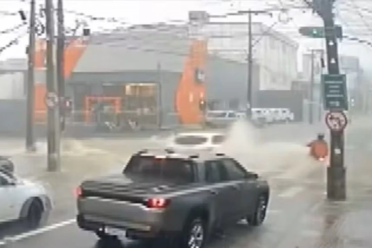 Motociclista é arrastado por enxurrada durante fortes chuvas em Vitória da Conquista