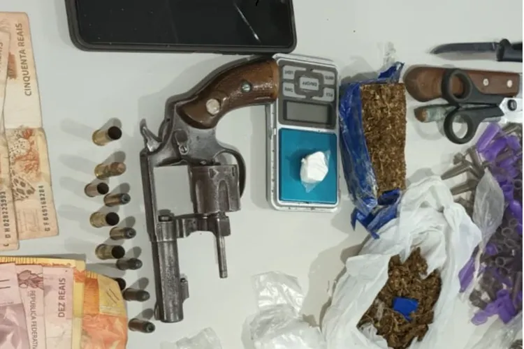 PM apreende arma, drogas e prende acusado de tentativa de feminicídio em Poções