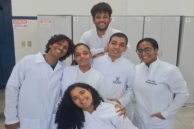 Estudantes de Ipiaú utilizam pimenta e alho para produzir inseticida ecológico