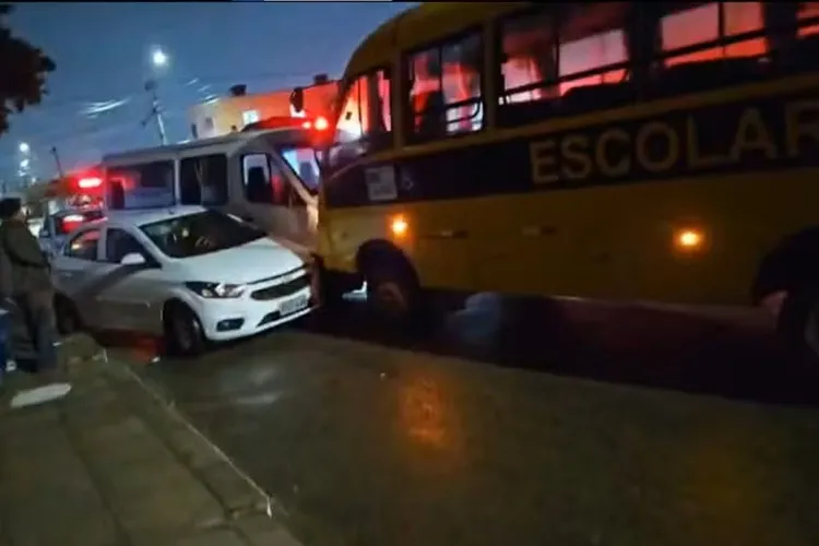 Motorista de micro-ônibus escolar passa mal e atinge veículos em Vitória da Conquista