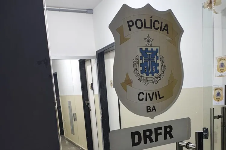 Homem é preso após atacar policiais civis com facão durante cumprimento de mandado em Juazeiro