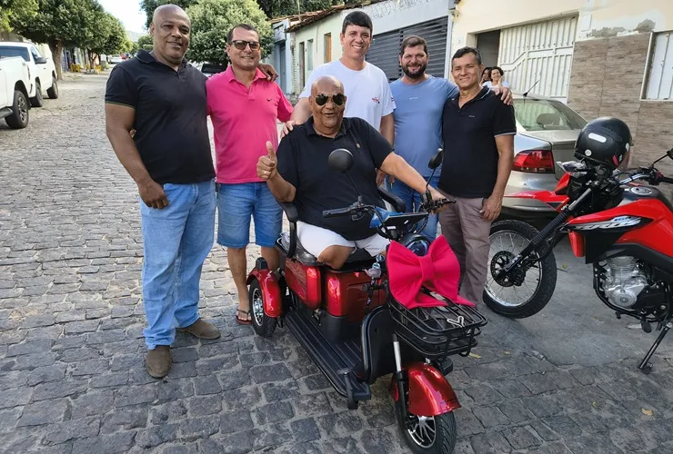 Pasteleiro que teve pernas amputadas ganha triciclo elétrico em Brumado