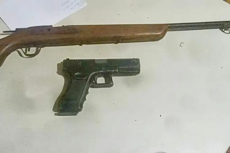 Menor de 14 anos é flagrado com simulacro de pistola na zona rural de Caculé