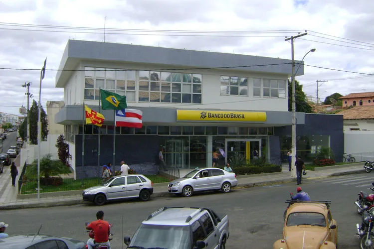 Bancários cruzam os braços nesta quinta-feira (20) reivindicando reajuste salarial