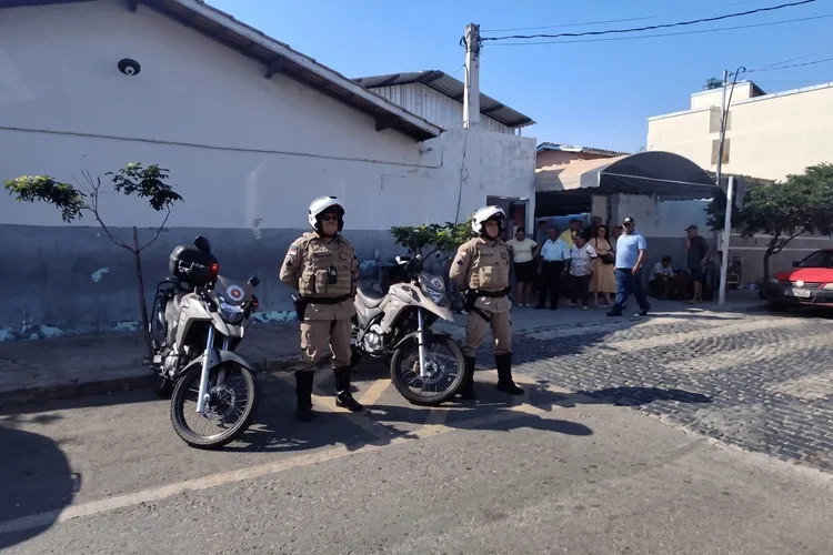 Homem ameaça mesário em Iuiu e suspeito com facão assusta eleitores em Guanambi