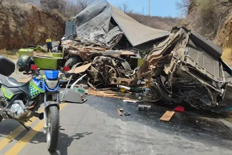 Carreta tomba na BR-030 e provoca congestionamento na região de Guanambi