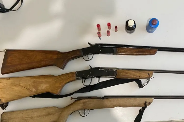 PM apreende três armas de fogo, chumbos, espoletas e pólvora em Macaúbas