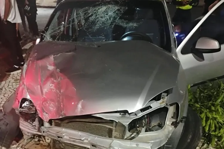 Colisão frontal e lateral entre dois Celtas deixa três feridos em Guanambi