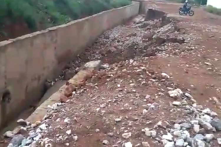 Prefeito de Brumado e empreiteiras são acionados por obras mal feitas nos canais dos riachos do Sapé e Bate Pé