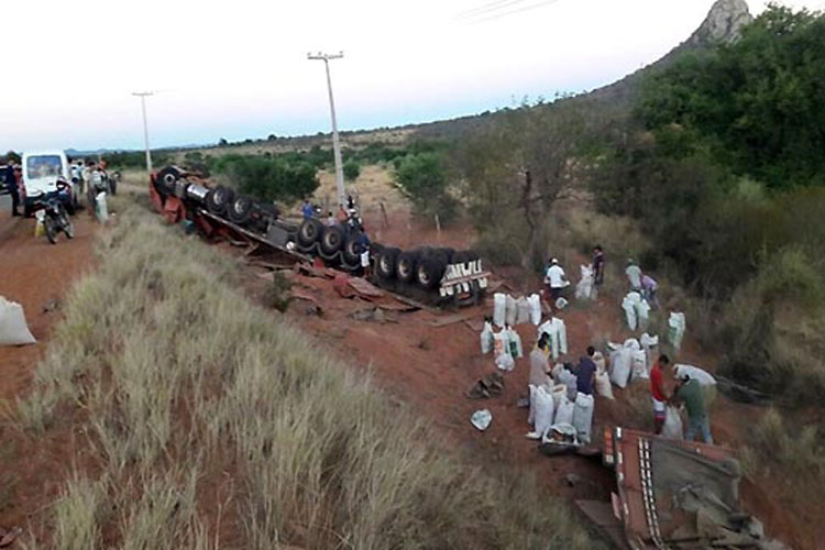 Livramento de Nossa Senhora: Carreta carregada de ração capota na BA-152 e carga é saqueada