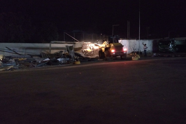 Brumado: Atendendo solicitação do DNIT, prefeitura derruba borracharia em solo da união