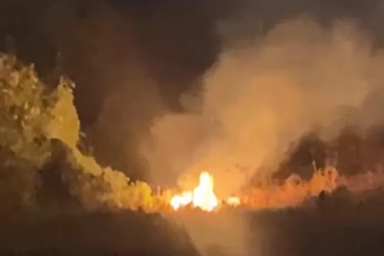 Incêndio em terreno baldio mobiliza moradores e assusta vizinhos em Macaúbas