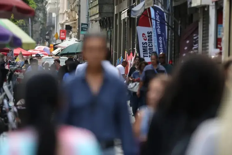 Taxa de desemprego de pretos é 55% maior que a de brancos, revela IBGE