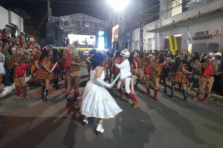 Quadrilha Raio do Sertão abrilhanta 'Arraiá de Brumado'