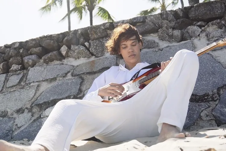 Artista de Guanambi lança primeiro projeto autoral com clipe gravado em Porto Seguro