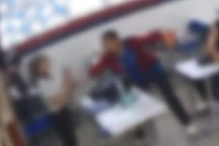 VÍDEO: Aluno agride professora em sala de aula e foge pulando muro em escola de Brumado