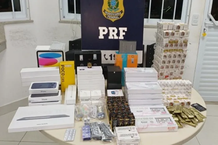 PRF apreende medicamentos irregulares e eletrônicos na BR-116 em Vitória da Conquista